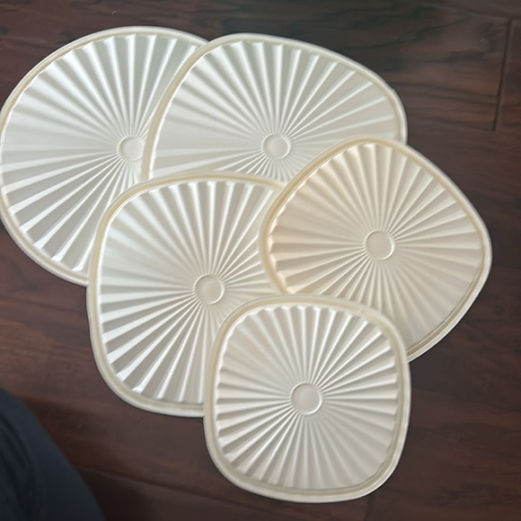 Set a five Tupperware bowl with lids - Picture 7 of 7